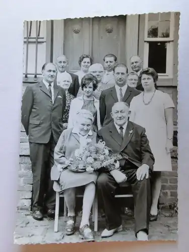 Alte AK Foto Familie Verwandschaft vor Haus [D866]