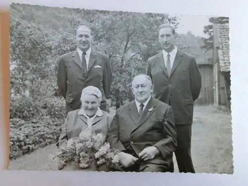 Alte AK Fotokarte Personengruppe im Garten  [D862]