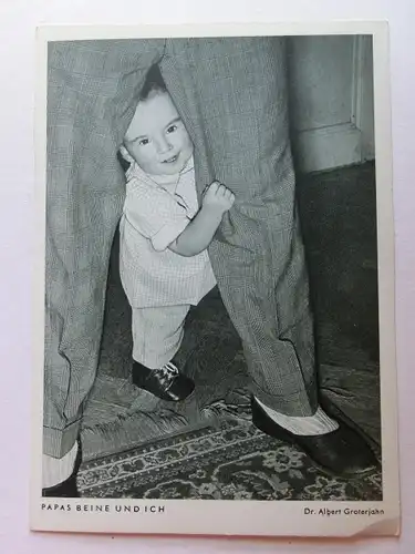 Alte AK Photo Porst Albert Groterjahn Papas Beine u. ich [D839]