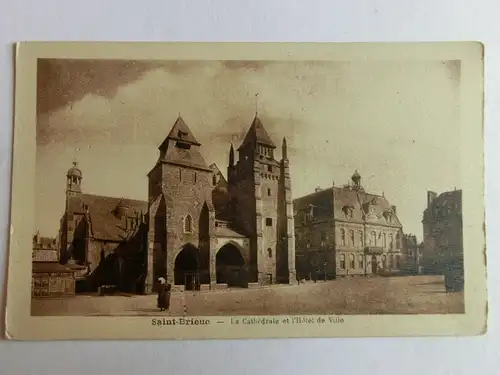 Alte AK Saint Brieuc La Catherdrale et l’Hotel de Ville [aM461]