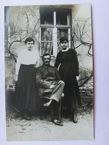 Alte AK Fotokarte 2 Frauen 1 Mann vor Haus [aW423]