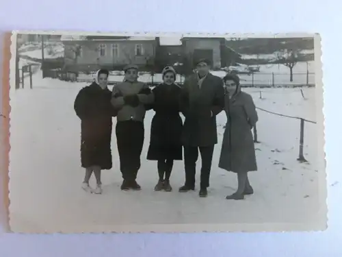 Alte AK Foto fünf junge Menschen im Schnee Winter [D876]