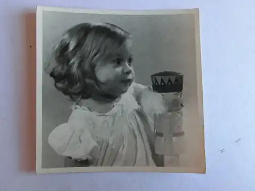 Alte AK Foto Kleines Mädchen Nussknacker 9x9 [D881]