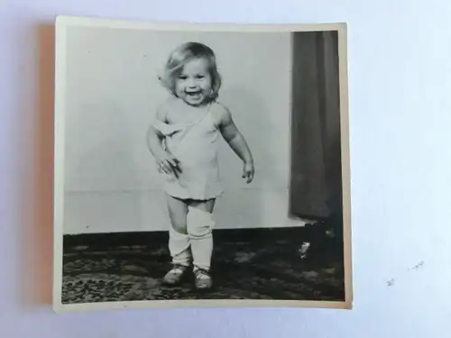 Alte AK Foto Kleines Mädchen 9x9 [D882]