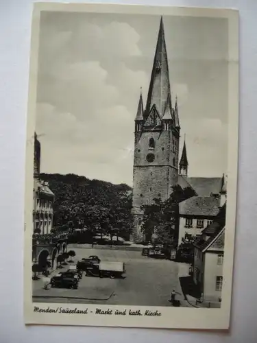 Alte AK Menden Sauerland Markt u. kath. Kirche (mit Knickfalte) [T184]