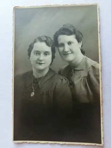 Alte AK Fotokarte zwei junge Frauen [aX679]