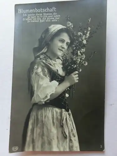 Alte AK Grußkarte Junge Frau mit Blumenstrauß [aX701]