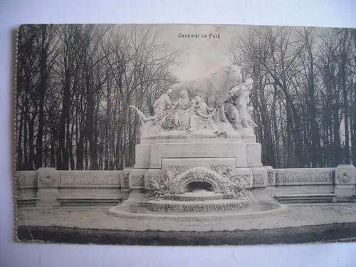 Alte AK Saint Quentin (Aisne) Denkmal im Park [aE16]