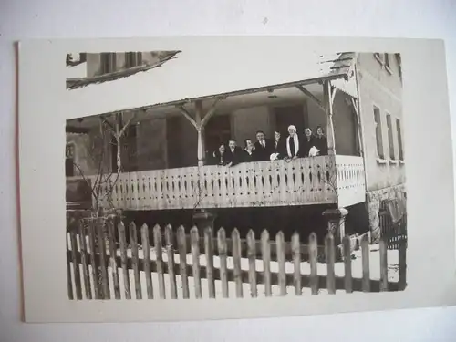Alte AK Fotokarte Unbekanntes Gebäude Balkon Personengruppe [aE328]