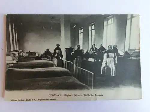 Alte AK Guingamp Hopital Salle des Vieillards Femmes  [aM606]