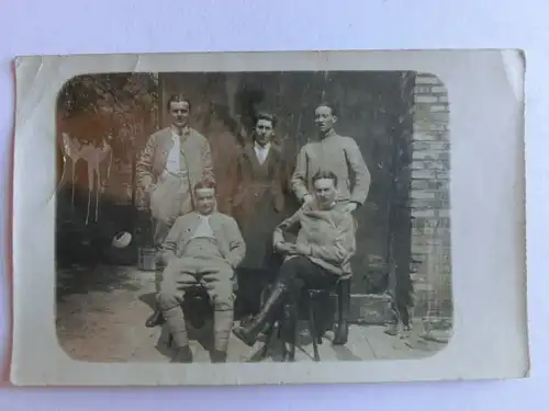 Alte AK Fotokarte 5 Männer vor Gebäude [aN34]