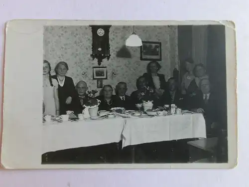 Alte AK Fotokarte Familienfest Kaffeetafel Wohnzimmer [aN44]