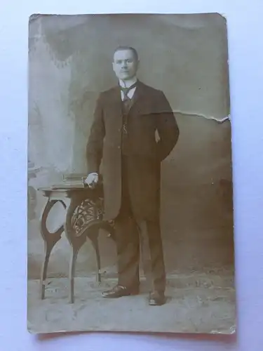 Alte AK Fotokarte Mann am Tisch um 1920 [aN72]