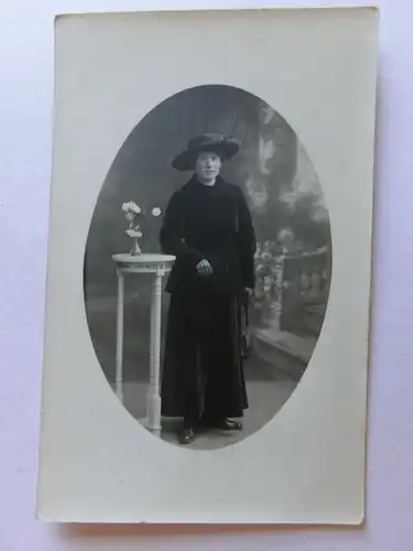 Alte AK Fotokarte Frau mit Hut Tisch um 1915 fotogr. Gera [aN88]