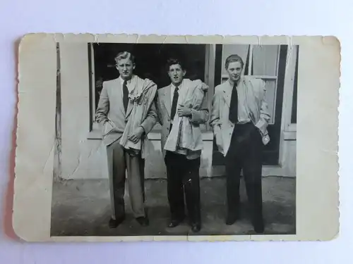 Alte AK Fotokarte 3 junge Männer (knitterig) [aN108]