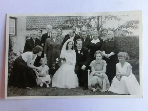 Alte AK Fotokarte Gruppenfoto Familie im Garten [aN128]