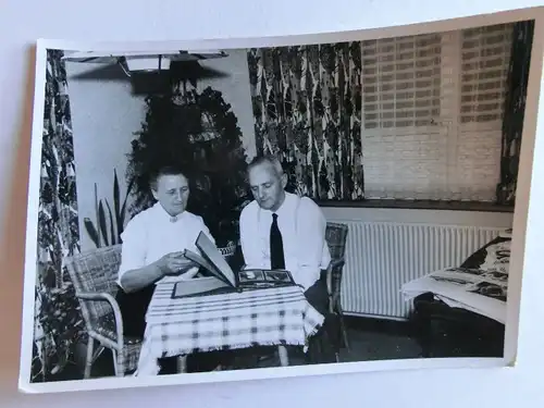 Alte AK Fotokarte Ehepaar am Tisch 50er Jahre [aN2]