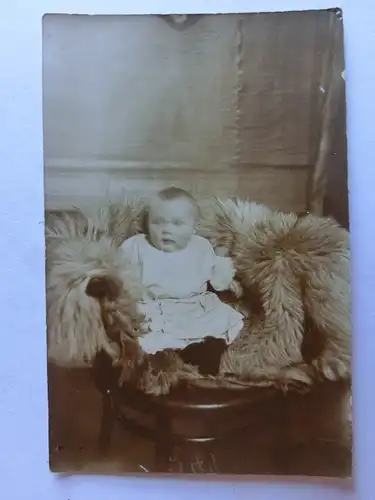 Alte AK Fotokarte Kleinkind Baby Fell Stuhl 1915 [aN73]