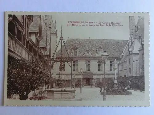 Alte AK Hospice de Beaune La Cour d’Honneur de l’Hotel Dieu… [aM722]
