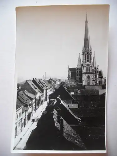 Alte AK Fotokarte Unbekannter Straßenzug Kirche [S23]