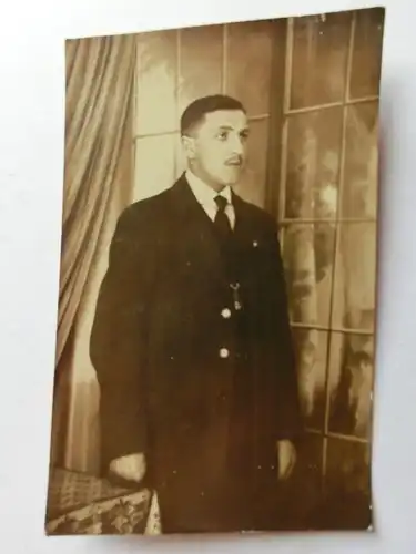 Alte AK Fotokarte Mann Anzug Fenster Tisch [aH225]