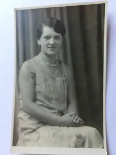 Alte AK Fotokarte Junge Frau Perlenkette  [aH232]