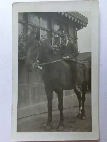 Alte AK Fotokarte Pferd Reiter unbekannter Ort [aX1033]