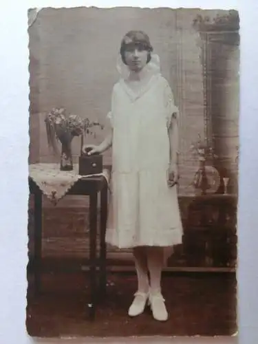 Alte AK Fotokarte Junge Frau Tisch Blumenvase  [aX1041]