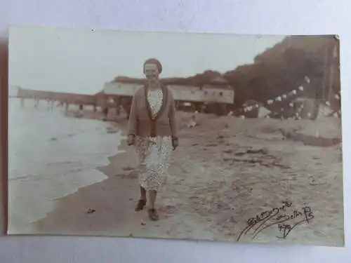 Alte AK Fotokarte Sellin Rügen ??? Frau Strand [aX1042]