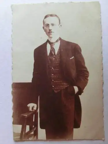 Alte AK Fotokarte Mann mit Anzug Stuhl Mode [aX1053]