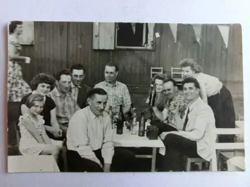 Alte AK Fotokarte Personen Fest Bier Garten [aX1056]