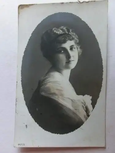 Alte AK Fotokarte Junge Frau [aX1063]
