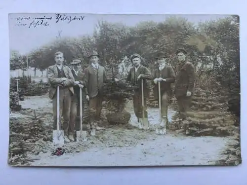 Alte AK Erfurt Fotokarte 6 Männer mit Spaten [aT858]