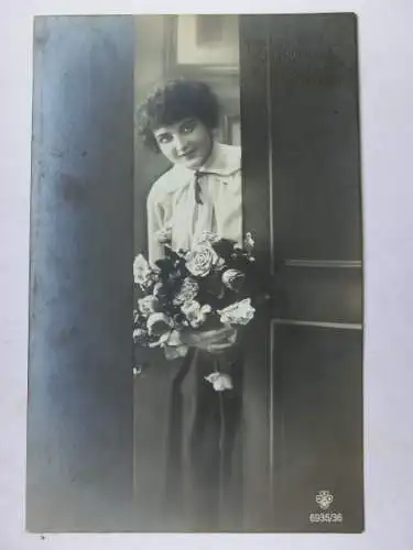 Alte AK Grußkarte Geburtstag Frau mit Blumenstrauß [aT905]