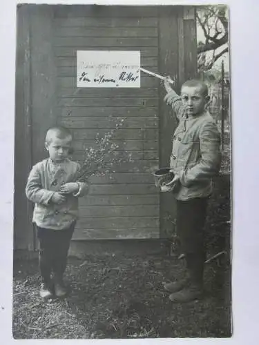 Alte AK Fotokarte 2 Knaben im Garten 1916 [aT906]