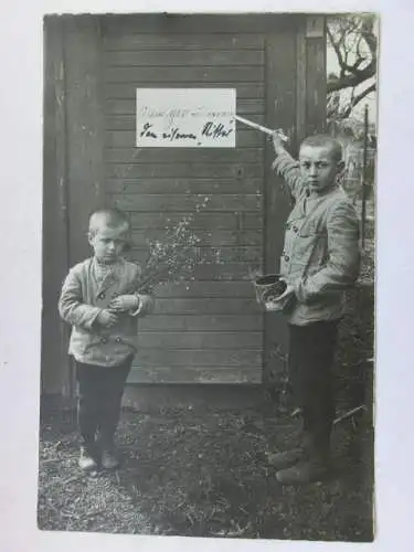 Alte AK Fotokarte 2 Jungen im Garten vor Türe [aX1082]