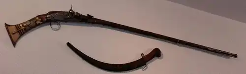 URALTES ORIENTALISCHES STEINSCHLOSSGEWEHR + KRUMMDOLCH
