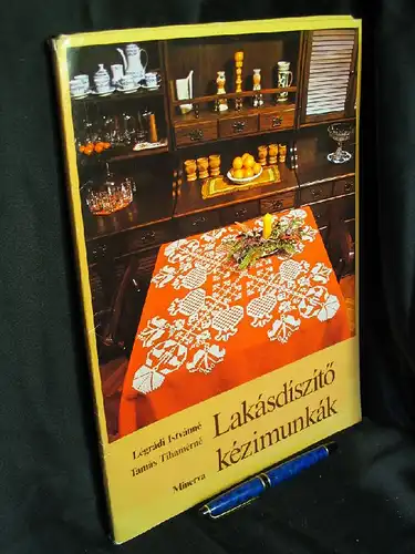 Istvanne, Legradi und Tamas Tihamerne: Lakasdiszitö Kezimunkak (Wohnungsschmückende Handarbeiten) - aus der Reihe: Minerva kézimunkaalbumok. 