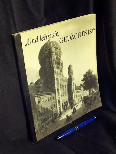 Grabowski, Jörn und Ruth Strohschein (Redaktion): Und lehrt sie: Gedächtnis!'   Eine Ausstellung des Ministeriums für Kultur und des Staatssekretärs für Kirchenfragen in Zusammenarbeit.. 