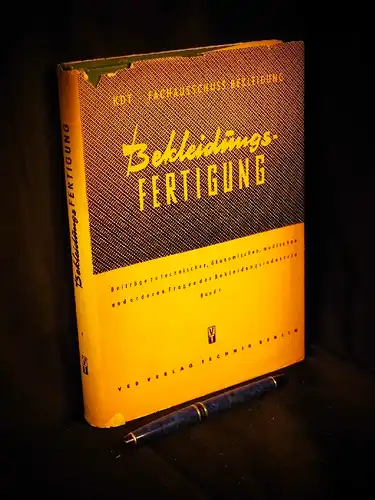 Trapp, Reinhard (Autorenkollektiv-Leitung): Bekleidungsfertigung.  Band 1. - Beiträge zu technischen, ökonomischen, modischen und anderen Fragen der Bekleidungsindustrie -  LAGERRÄUMUNG. 