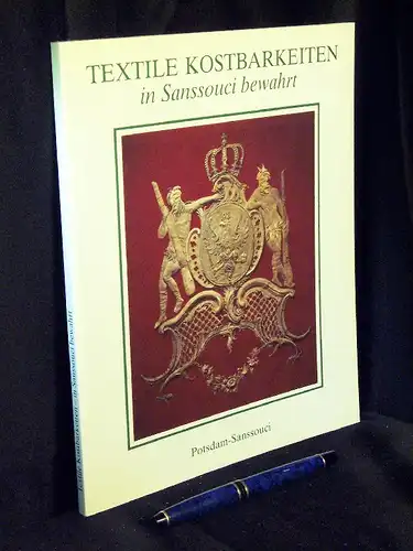 Paepke, Karola sowie Michael Hassels (Redaktion): Textile Kostbarkeiten - in Sanssouci bewahrt - Ausstellung im Neuen Palais 11. September bis 7. November 1993 -  LAGERRÄUMUNG. 
