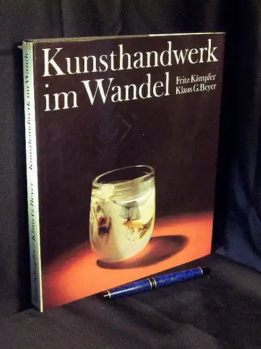 Kämpfer, Fritz sowie Klaus G. Beyer: Kunsthandwerk im Wandel - Aus dem Schaffen dreier Jahrzehnte in der Deutschen Demokratischen Republik. 