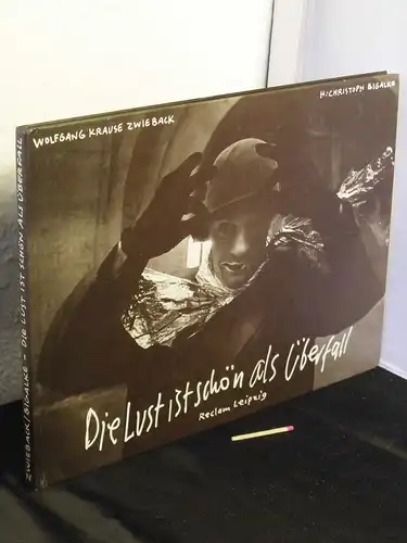 Zwieback, Wolfgang und H. Christoph Bigalke: Die Lust ist schön als Überfall - Fotos, Sprachen, Zeichnung ; auf einer Burg mit vielen Sinnen scheint sich ein Fest noch zu verstecken ... -  LAGERRÄUMUNG. 