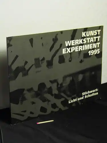 Tischer, Angelika sowie Lutz Lienke und Hans-Carl Weber (Redaktion): Kunst Werkstatt Experiment 1995 - Stichwort: Licht und Schatten. Fächerübergreifender Schülerwetbewerb. Dokumentation der zentralen Berliner Künstlerischen Werkstätten. 