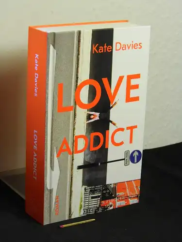 Davies, Kate: Love Addict : Roman - Originaltitel: In at the deep end -  LAGERRÄUMUNG. 