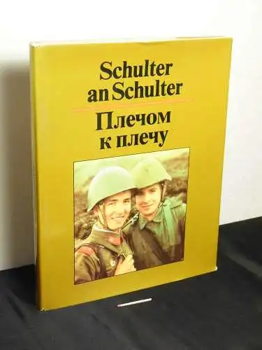Schulter an Schulter   Plečom k pleču (kyrillisch)   eine Bilddokumentation über die Klassen  und Waffenbrüderschaft der Bürger der DDR und der.. 