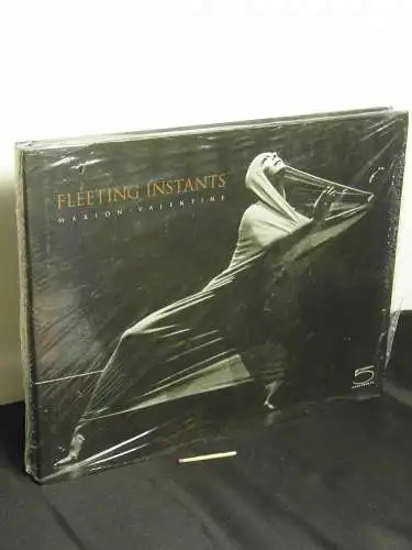 Binaghi, Manuela and Daniel Dobbels (texts) - Marion Valentine (photographs): Fleeting instants - Marion Valentine. 