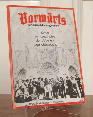 o.O: Vorwärts und nicht vergessen. Revue zur Geschichte der Arbeiterjugendbewegung. Ein praktisches Beispiel kultureller Jugendarbeit. Mit einem Vorwort von Walter Haas. Ein Buch der der Kultur Kooperative Ruhr. [Reihe Studiotheater]. 