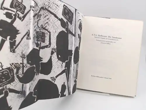 Hoffmann, E. T. A. (Mitwirkender) und Johannes Häfner (Herausgeber): E. T. A. Hoffmann: Der Sandmann. Faksimile-Ausgabe als Gesamtkunstwerk. Diese Buch erscheint als Jahresgabe 1998/99 des...
