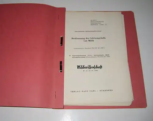 Milchwissenschaft / Bibliotheca Lactis (Hrsg.): Konvolut von ca. 20 Sonderdrucken aus der "Milchwissenschaft": Bestimmung des Calciumgehaltes von Milch. / Fettbestimmung in Milch und Milchprodukten nach.. 